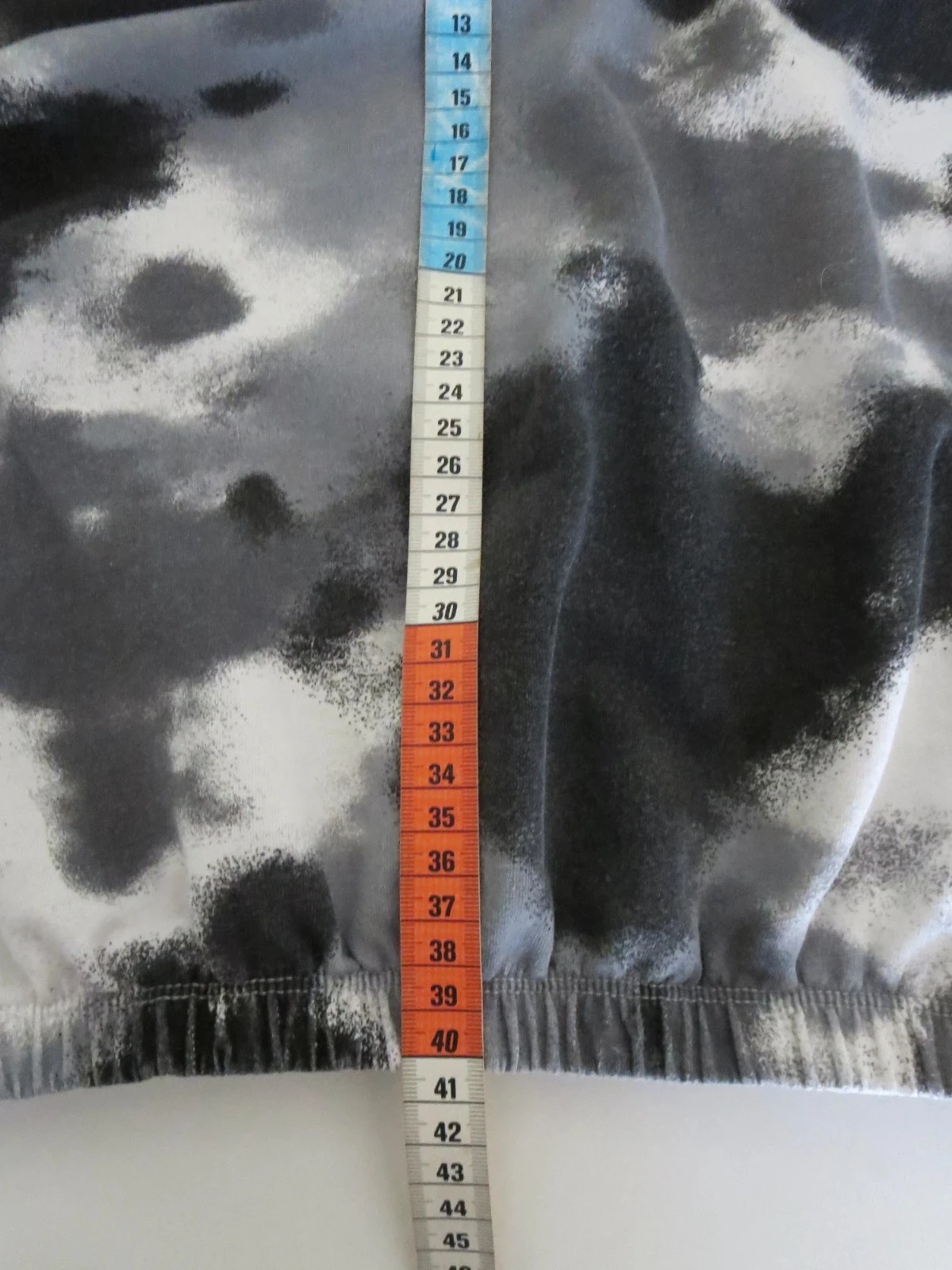 Sweat crop top Tessentials gris/noir/blanc – Taille M – Très bon état – photo 5